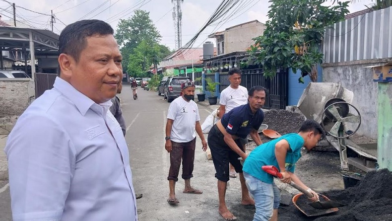 Caleg Partai Perindo Bantu Cor Lapangan di Pulogadung untuk Kegiatan Masyarakat