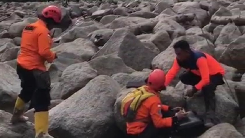 Banyak Bebatuan Besar, Pencarian Korban Banjir Bandang di Humbahas Gunakan Drone
