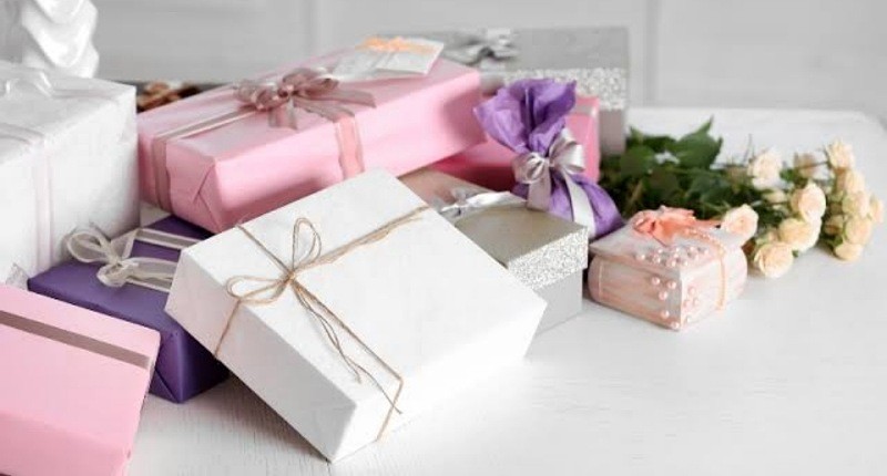 10 Rekomendasi Hadiah Pernikahan yang Unik dan Berkesan, Ada Perhiasan hingga Tas Travel