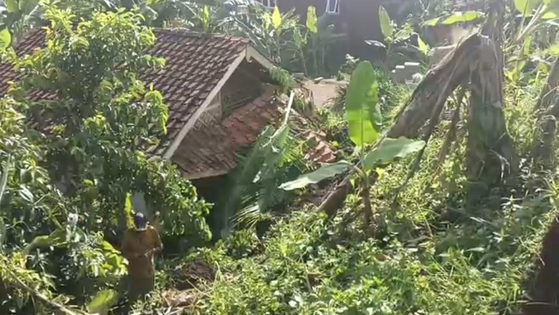 Tebing 30 Meter Longsor Timbun Rumah dan Jalan Desa di Cugenang Cianjur