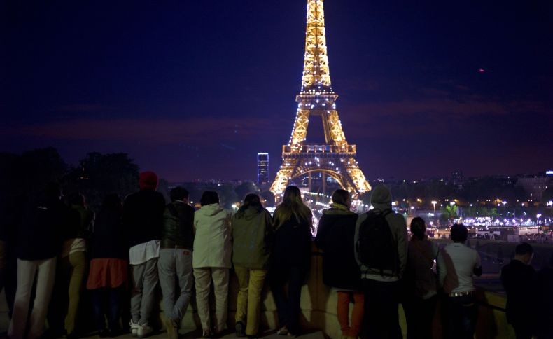 Pria Berpisau Serang Turis Dekat Menara Eiffle Paris, 1 Orang Tewas 2 Luka
