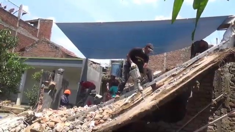 Rumah 2 Lantai Ambruk di Sayati Bandung Timpa Penghuni, 4 Orang Luka-luka
