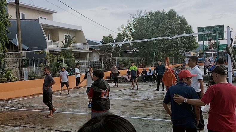 Nikmati Waktu Sore, Alam Ganjar Main Voli Bersama Warga Makassar Sulsel
