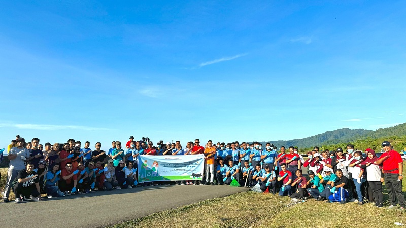 Sapu Bersih Sampah di Ujung Runway, Angkasa Pura I Ambon Kolaborasi dengan Stakeholders