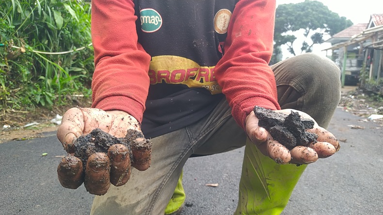 Sepekan Diperbaiki, Aspal Jalan Desa di KBB Sudah Terkelupas