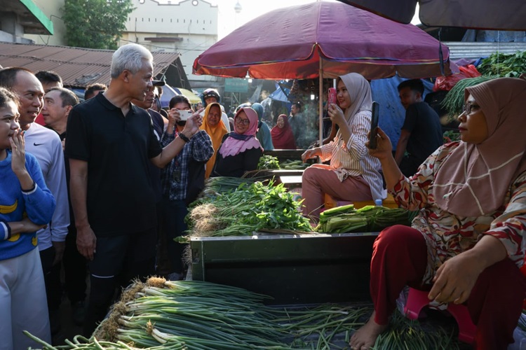 Ganjar Pranowo Kunjungi Pasar Mandonga Kendari, Cek Harga Bahan Pokok hingga Terima Curhat Pedagang