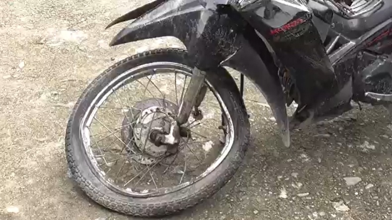 Pengendara Motor di Labusel Hantam Lubang hingga Terpental lalu Terlindas Truk