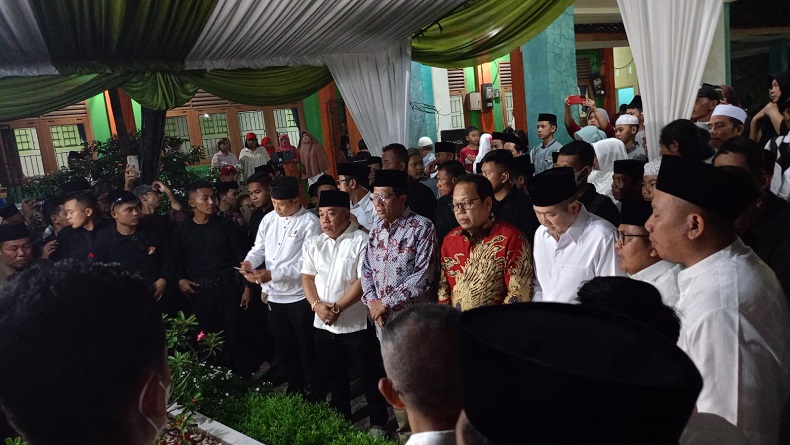 Mahfud MD dan HT Ziarah ke Makam Syekh Muhammad Muhajirin sebelum Dialog Kebangsaan