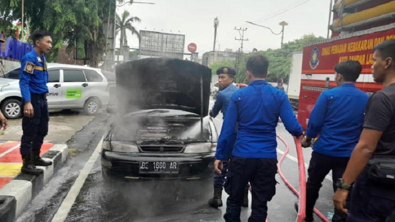 Mobil Sedan Terbakar di Depan Kantor Nasdem Lampung, Api Berasal dari Selang Bensin
