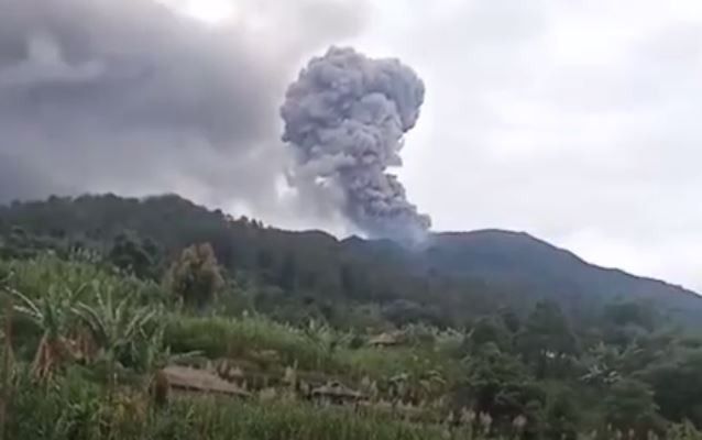 Gunung Marapi Kembali Meletus, Hujan Abu Guyur Bukittinggi dan Agam