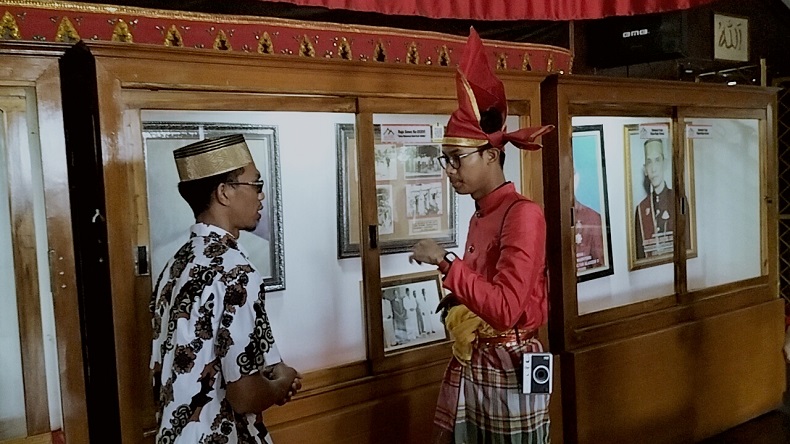 Alam Ganjar Keliling Istana Kerajaan Gowa, Kenakan Baju Khas Bugis