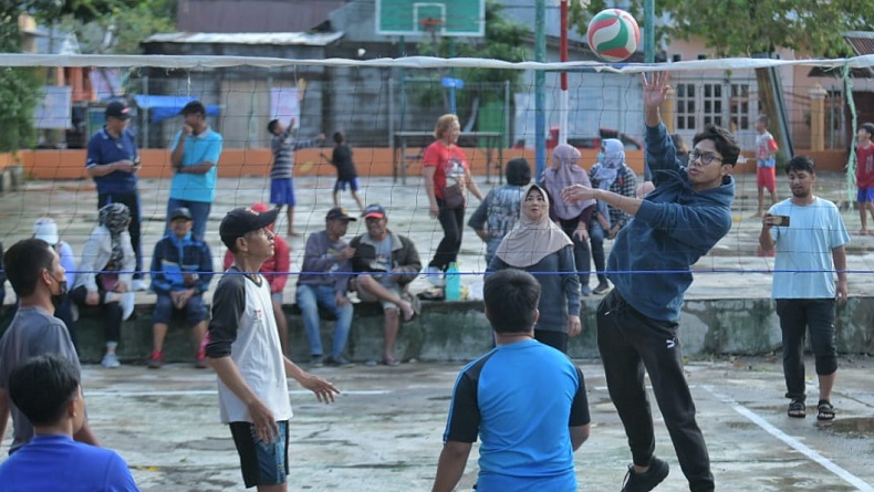 Momen Alam Ganjar Seru-seruan Sore di Makassar, Olahraga Voli dan Badminton Bareng Warga