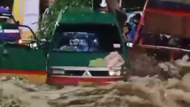 Angkot di Cimahi Terseret Banjir, Penumpang Panik Dievakuasi lewat Jendela