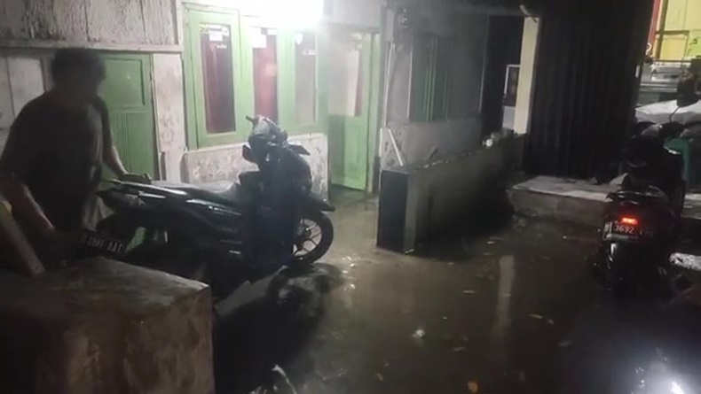 Bandung Disergap Banjir, Warga: Aya Korban Motor Palid Hiji