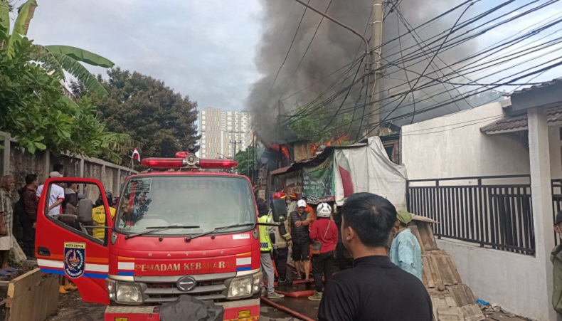 Lapak Barang Rongsok di Depok Tebakar, Kepulan Asap Hitam Membubung Tinggi
