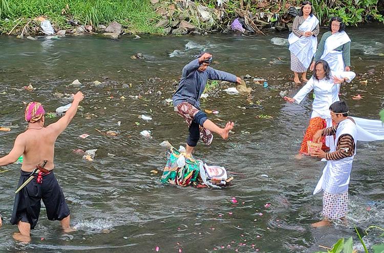 Seniman Jogja Larung Foto Ade Armando di Sungai Gajah Wong
