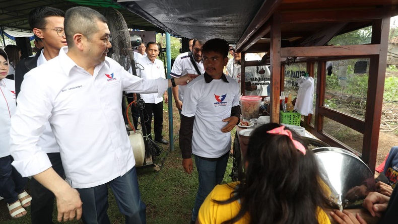 Cerita Pedagang Siomay di Tangerang Bersyukur Dapat Bantuan Gerobak Partai Perindo