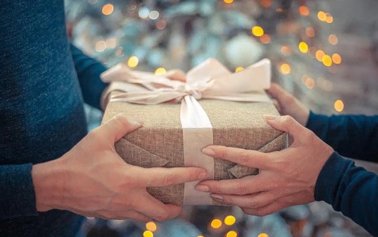 7 Ide Kado Natal untuk Sahabat yang Berkesan, Dijamin Pasti Suka!