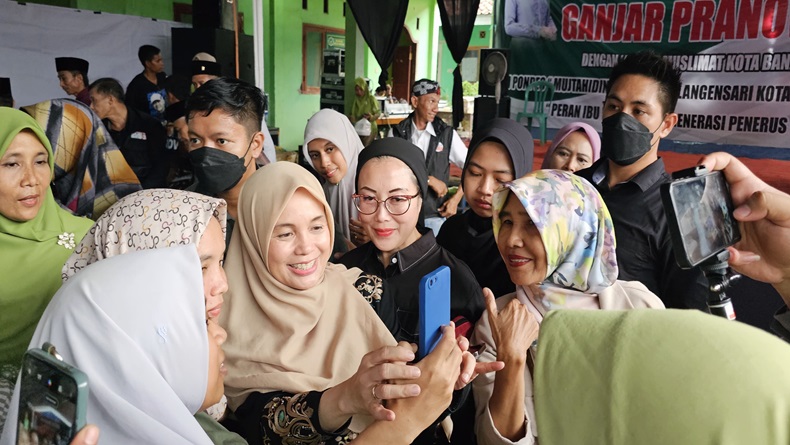 Siti Atikoh Datangi Ponpes di Ciamis, Santriwati Minta Beasiswa Dipermudah 