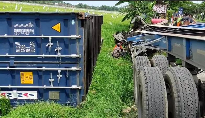  Kecelakaan di Jalan Lingkar Selatan Pati, Trailer Ditabrak Truk hingga Terperosok ke Sawah