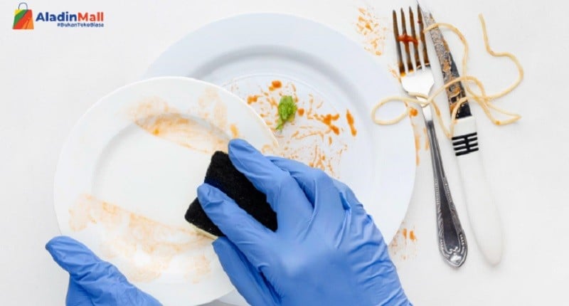 Simak! Ini Cara Ampuh Menghilangkan Noda Minyak pada Piring