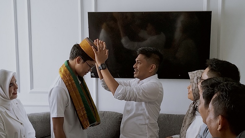 Alam Ganjar Disambut Warga Bone Sulsel, Diberi Songkok Khas Bangsawan