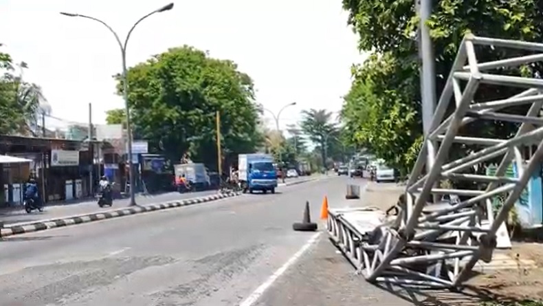 Tiang Alat Pengukur Kecepatan Kendaraan di Pasuruan Roboh Ditabrak Truk