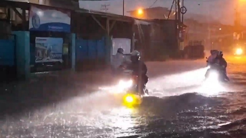 Jalan Penghubung Kota-Kabupaten Bandung Sempat Lumpuh Terendam Banjir Usai Hujan Deras 