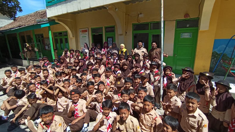 Pengelola Madrasah Ibtidaiyah di Bandung Dapat Bantuan Sarana Pendidikan