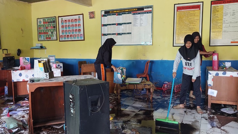 Banjir Rendam Kompleks Pendidikan di Melong Cimahi, Siswa Diliburkan Sementara
