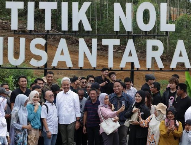 Berkunjung ke IKN, Ganjar Pantau Proyek Pembangunan Ditemani Warga di Titik Nol