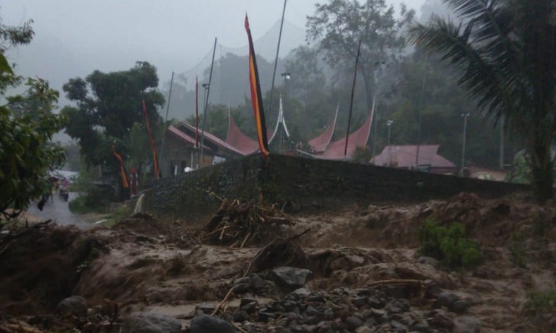 Banjir Bandang Terjang Agam Kamis Petang, Material 80 Centimeter Tutup Jalan 