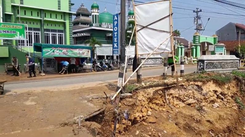  Pascabanjir Bandang di Sukolilo Pati, Warga Berjibaku Bersihkan Endapan Lumpur