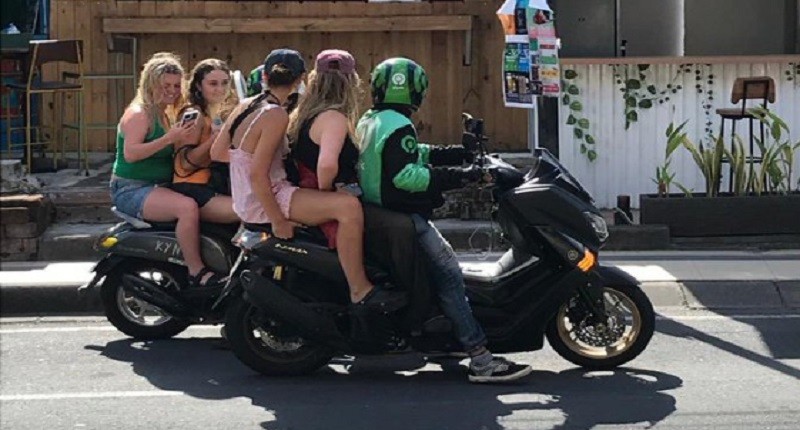 Viral Bule di Bali Bikin Heboh Naik Ojek Bonceng 3, Netizen sampai Geram
