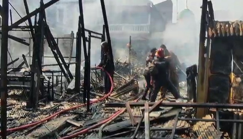 Pasar Baru 2 Gresik Terbakar Hebat, 33 Kios Ludes Dilalap Api 
