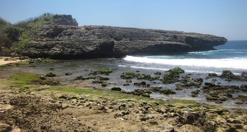 Kampung Unik di Malang Punya Pemandangan Cantik Pantai dengan Batuan Karang Unik