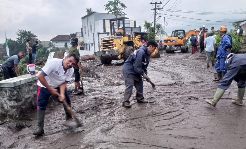 Banjir Bandang Terjang Bumiaji Kota Batu, Material Lumpur dan Kayu Tutup Jalan 