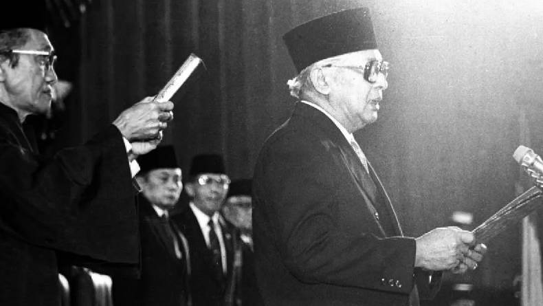 7 Faktor Pendorong Jatuhnya Pemerintah Orde Baru, Krisis Moneter hingga Praktik KKN