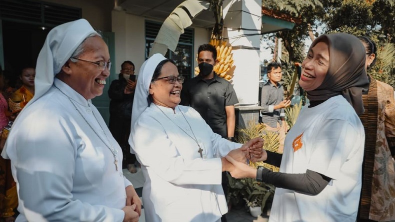 Dapat Pelukan Hangat Para Suster, Atikoh Ganjar: Berbeda dalam Iman, Bersatu dalam Kemanusiaan