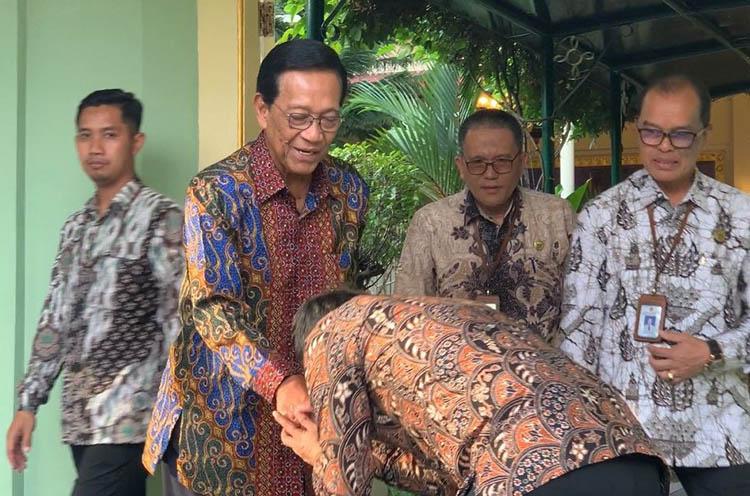 Ade Armando Usik Keistimewaan Yogya, Sekjen PSI Cium Tangan Sri Sultan HB X