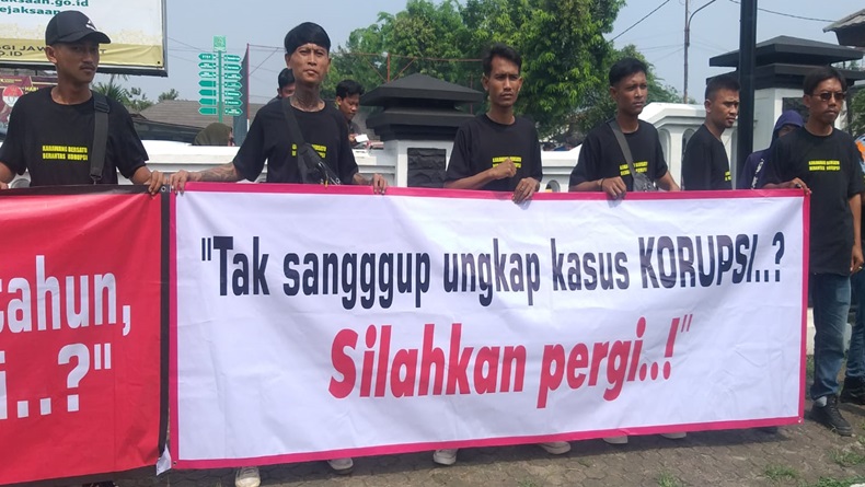 Massa LSM dan Ormas Geruduk Kajari Karawang, Tuntut Tuntaskan Kasus Korupsi
