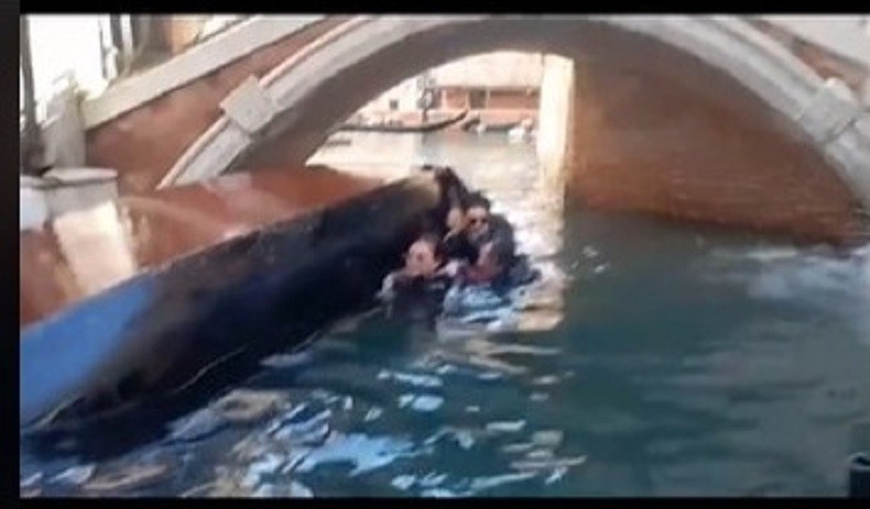 Heboh, Turis Selfie Sambil Berdiri di Gondola Venesia hingga Tercebur