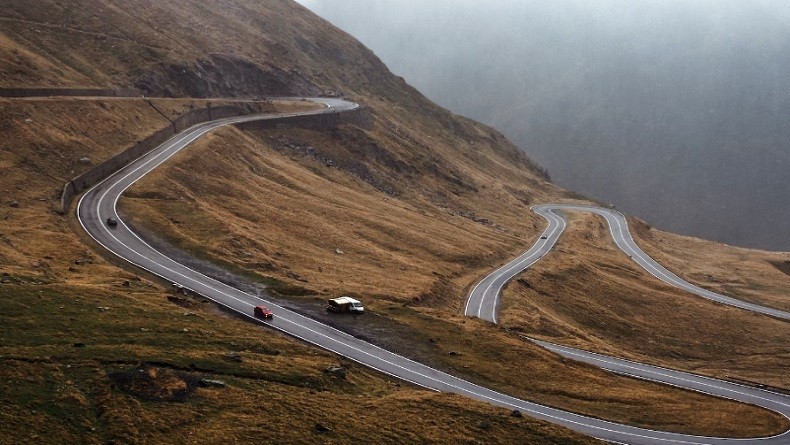 Perhatikan! Ini Trik Taklukkan Tanjakan Pakai Mobil saat Berlibur ke Tempat Wisata