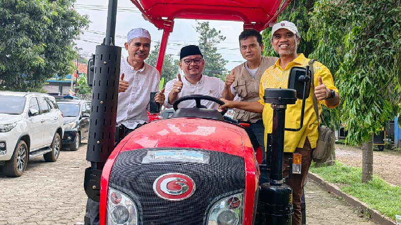 Petani Cikalongwetan KBB Semringah Dapat Bantuan Alat dan Mesin Pertanian
