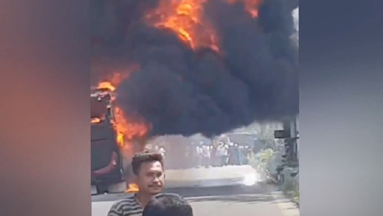 Bus Hangus Terbakar di Pematang Siantar, Api Berkobar Disertai Asap Hitam Hebohkan Warga