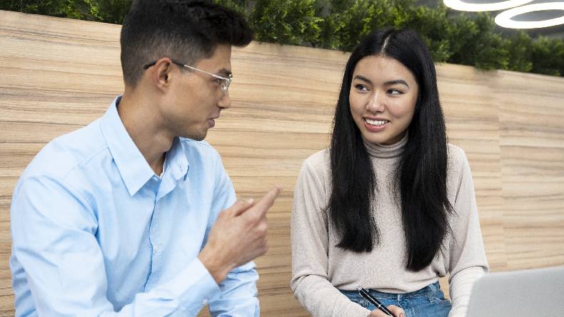 5 Cara Mencari Topik Pembicaraan, Anti Canggung Saat Bertemu Orang Baru!