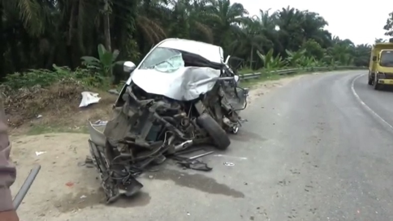 Tabrakan Avanza dengan Truk Kontainer di Labuhanbatu Utara, 1 Orang Tewas 3 Terluka