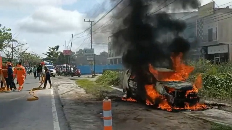 Minibus di Palangka Raya Meledak dan Terbakar Hebat Usai Isi BBM