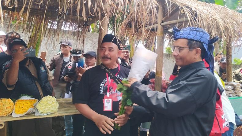 Beri Kejutan, Petani KBB Titip Bunga ke Mahfud MD untuk Istri