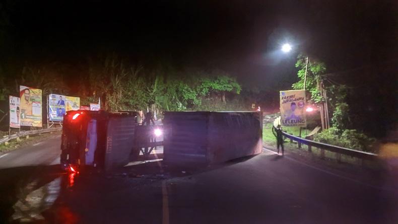 Truk Kontainer Terguling di Tanjakan Baeud Sukabumi, Akses ke Wisata Terhambat